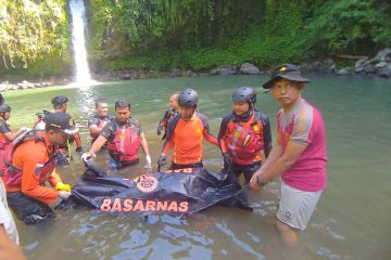 Tim SAR Mataram menemukan korban tenggelam di air terjun Sendalem