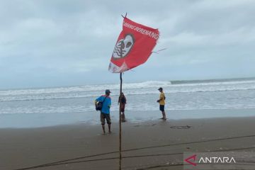 Wisatawan dilarang berenang di zona bahaya Pantai Pangandaran