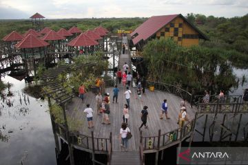Menikmati liburan di objek wisata Air Hitam Dermaga Kereng Bangkirai