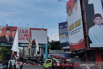 Tim gabungan tertibkan APK capres-cawapres di Alun-alun Kudus