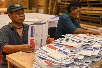 Perakitan dan pelipatan kotak suara pemilu 2024 di Tangsel