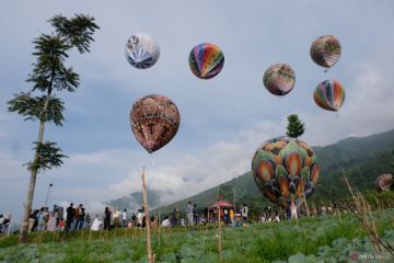 Keseruan menerbangkan balon tradisional di Bukit Seroja