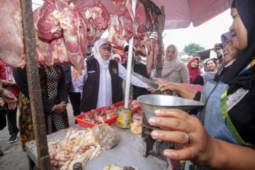 Gubernur Khofifah pastikan pasokan bahan pokok aman jelang tahun baru