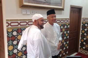 Ganjar Pranowo bersilaturahmi dengan Habib Syech di sela kampanye