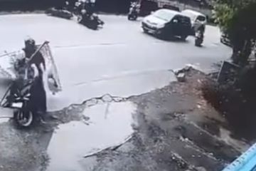Polisi telusuri baliho yang menimpa pengendara motor di Kembangan
