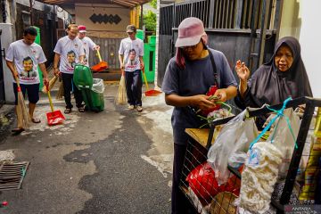 RKB gelar bersih kampung dan bagikan susu gratis di Jakarta Timur