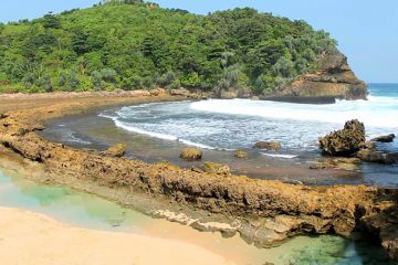 Wisatawan diminta patuhi imbauan keselamatan di Pantai Selatan Malang