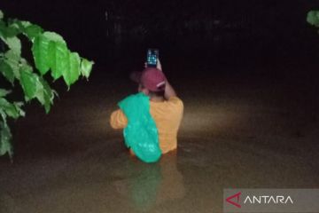 Hujan lebat Minggu dini hari, picu banjir & longsor di Solok Selatan
