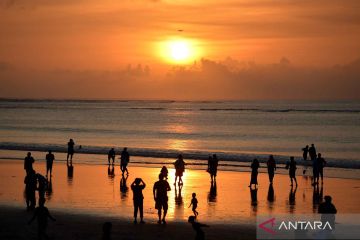 Menikmati akhir tahun 2023 di Pantai Kuta Bali