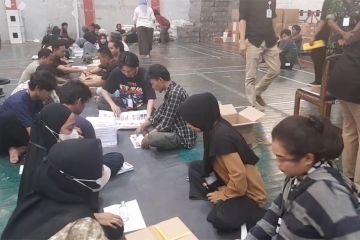 KPU Kota Palu libatkan 100 mahasiswa untuk melipat surat suara