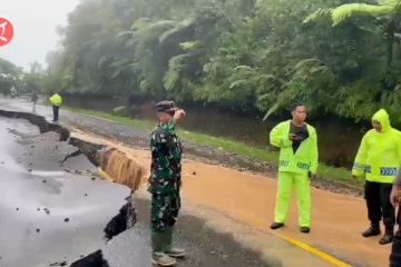 Akses putus akibat longsor, jalan Sumbar--Riau mulai dibersihkan