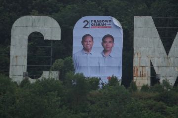 Baliho Prabowo-Gibran di monumen Welcome to Batam dicopot Bawaslu