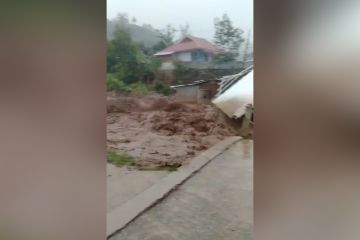 Enam jembatan putus, dampak banjir bandang di Kabupaten Solok