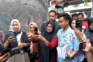 Gibran blusukan ke Poris Tangerang bagikan susu dan buku tulis