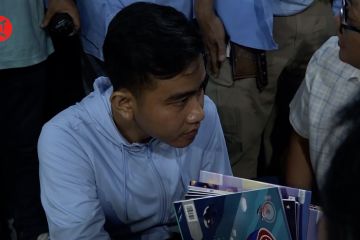 Gibran silaturahmi ke Penjaringan bagikan susu dan buku tulis