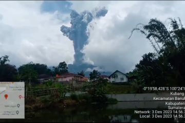 Gunung Marapi di Sumbar erupsi, kolom abu membubung tinggi