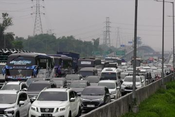 H-2 libur Natal, exit tol MBZ padat kendaraan