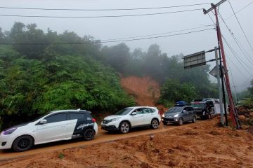 Jalan nasional Sumbar-Riau via Pangkalan ditutup sementara