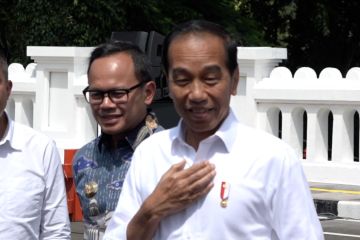 Jawab soal "kenyamanan dasi kuning", Jokowi: Nyaman!
