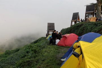 Menikmati negeri di atas awan yang menakjubkan di Gunung Embun