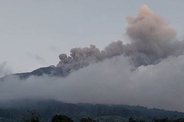 Penutupan Bandara Minangkabau dampak erupsi Marapi diperpanjang