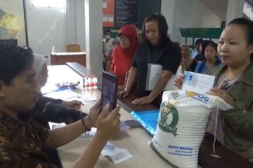 Penyaluran bantuan beras untuk warga Kota Malang jelang akhir tahun