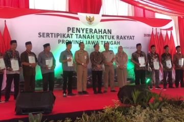 Wamen ATR/BPN serahkan 500 sertifikat tanah di Batang