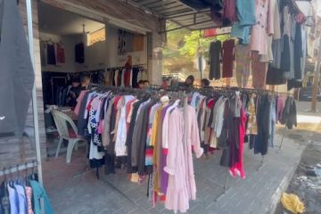 Pengungsi Gaza cari pakaian bekas untuk bersiap hadapi cuaca dingin