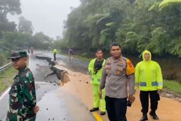 Titik longsor halangi petugas mencapai lokasi banjir di Pangkalan