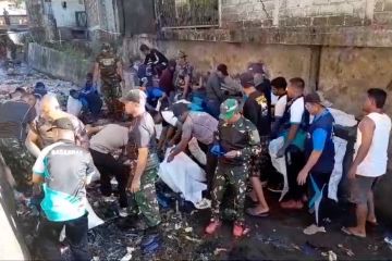 TNI-Polri gelar kerja bakti bersihkan sampah & tanam pohon di Ternate