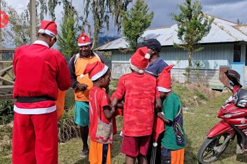 TNI sulap truk jadi kereta Santa, berbagi hadiah Natal di Papua