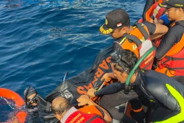 Tim SAR Mataram evakuasi korban kecelakaan perahu di Gili Lombok