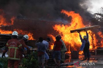 Kebakaran gudang penyimpanan palet kayu di Surabaya