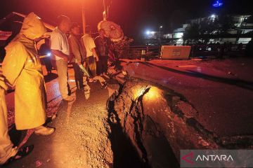 Jembatan ambruk akibat tergerus banjir di Jambi