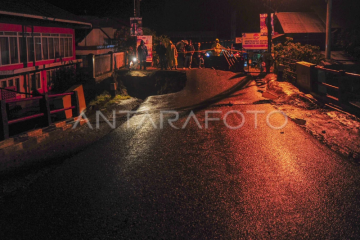 Jembatan rusak akibat tergerus banjjir