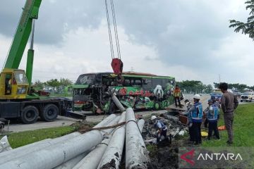 Dua orang meninggal dalam kecelakaan Bus Restu dan truk di Tol Ngawi