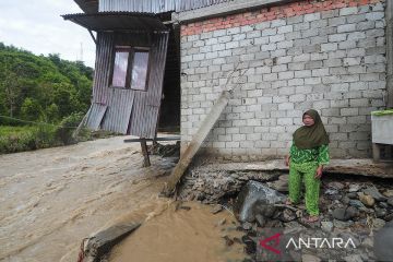 Rumah di bantaran Sungai Siulak Deras tergerus banjir