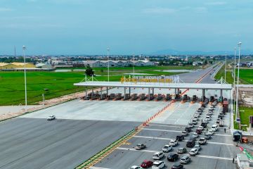 Ribuan mobil lintasi tol investasi China di Kamboja saat Tahun Baru