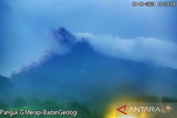 Gunung Merapi semburkan awan panas sejauh 1,8 kilometer