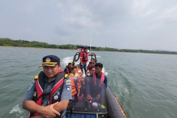 Tim Emergency Response Syahbandar evakuasi penumpang kapal kandas