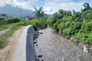 Dampak erupsi Marapi, air sungai di Kabupaten Agam berubah coklat