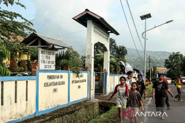 Pengungsi erupsi Gunung Lewotobi di NTT