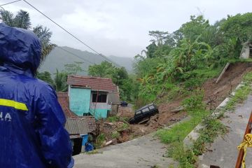 Tujuh KK di Kulon Progo mengungsi akibat rumahnya terancam longsor