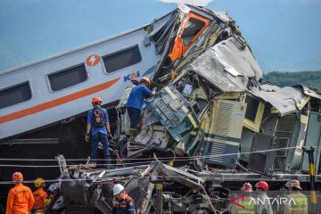 Proses evakuasi korban kecelakaan kereta api