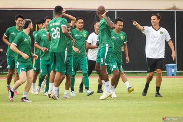 Manajemen Persebaya tak bebankan target tinggi kepada Paul Munster