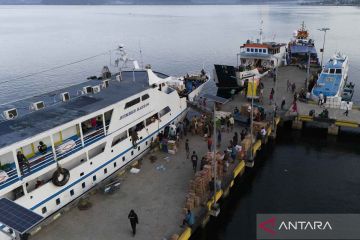 Manfaatkan kapal penumpang untuk mengangkut barang di Bacan