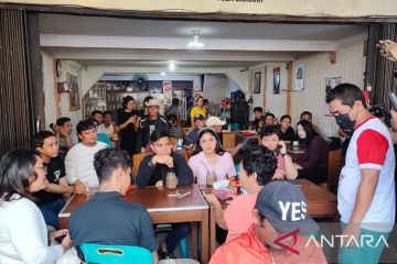Kaesang dan istri minum kopi bersama warga Kabupaten Toba