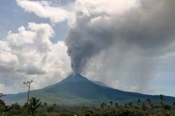 Gunung Lewotobi di Flores Timur kembali erupsi setinggi 1.500 meter