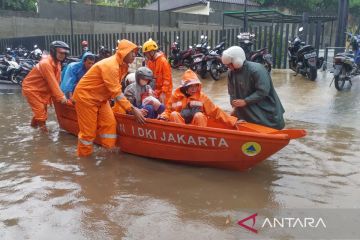 BPBD kerahkan perahu untuk bantu warga terdampak banjir di Pasar Minggu