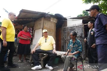 Airlangga cek penerimaan bansos warga saat blusukan di Cengkareng